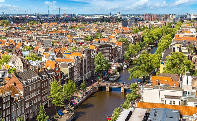 ما هي عاصمة هولندا ؟ أمستردام أم لاهاي ؟