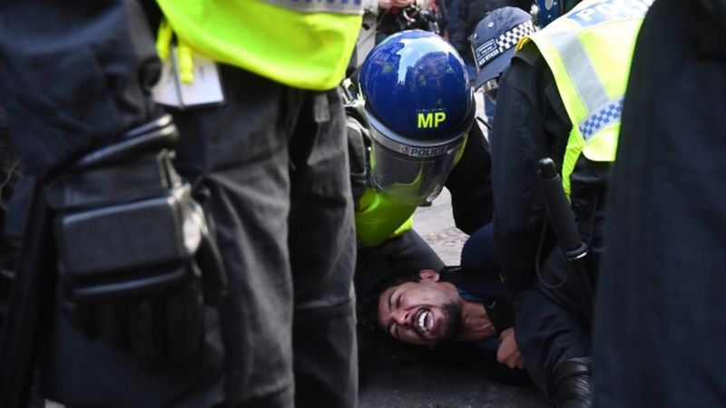 شرطة العاصمة تعتقل 60 شخصاً وسط الاحتجاجات المناهضة للإغلاق