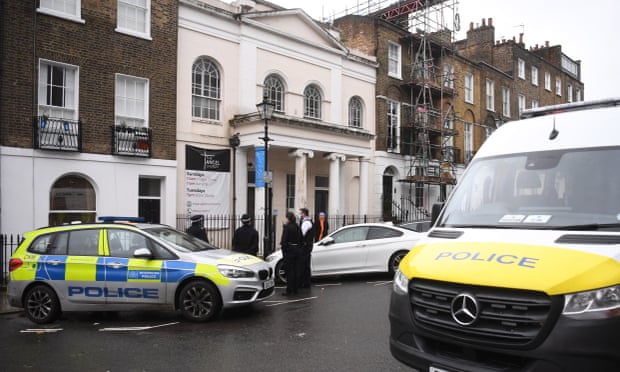 شرطة لندن تتدخل لإيقاف مراسم داخل كنيسة تحدت قوانين الإغلاق