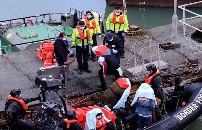 خفر السواحل في بريطانيا يعترض قارباً يحمل 72 مهاجراً