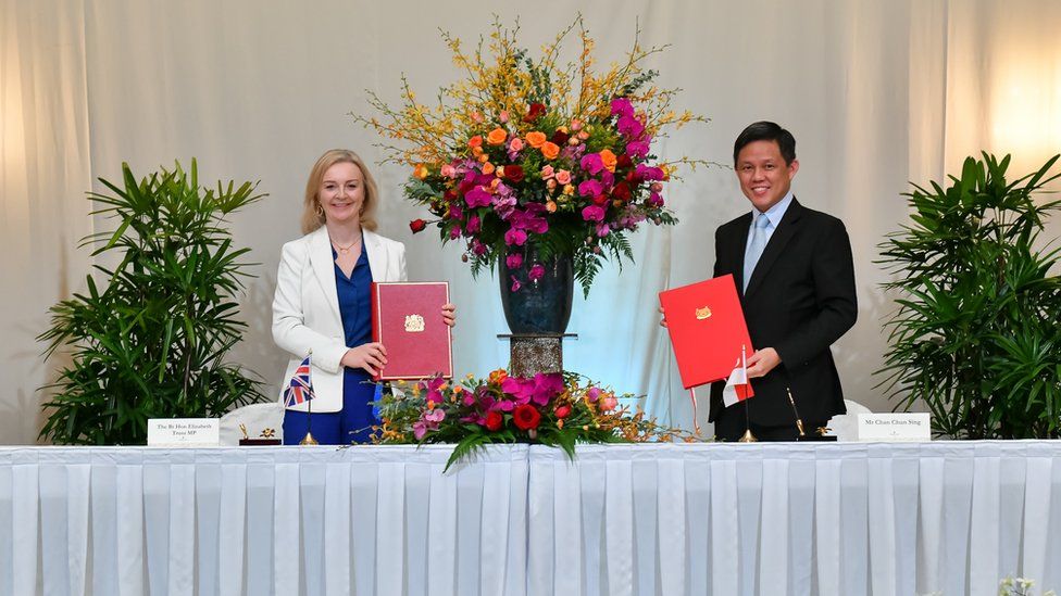 المملكة المتحدة وسنغافورة توقعان اتفاقية تجارة حرة
