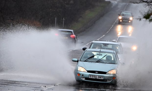 تحذيرات من الفيضانات نتيجة الأمطار وتعطيل السفر في المملكة المتحدة