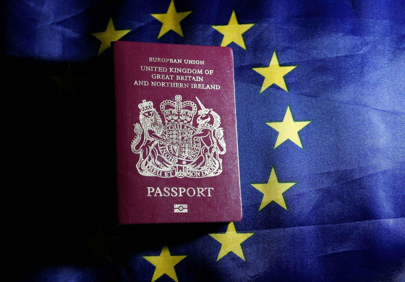 لندن تصدر جواز سفر جديد بلون جديد