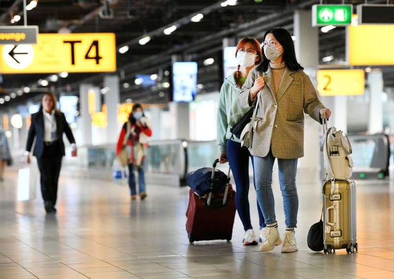 هولندا تحظر الرحلات الجوية من المملكة المتحدة بعد اكتشاف سلالة جديدة خطيرة من فيروس كورونا