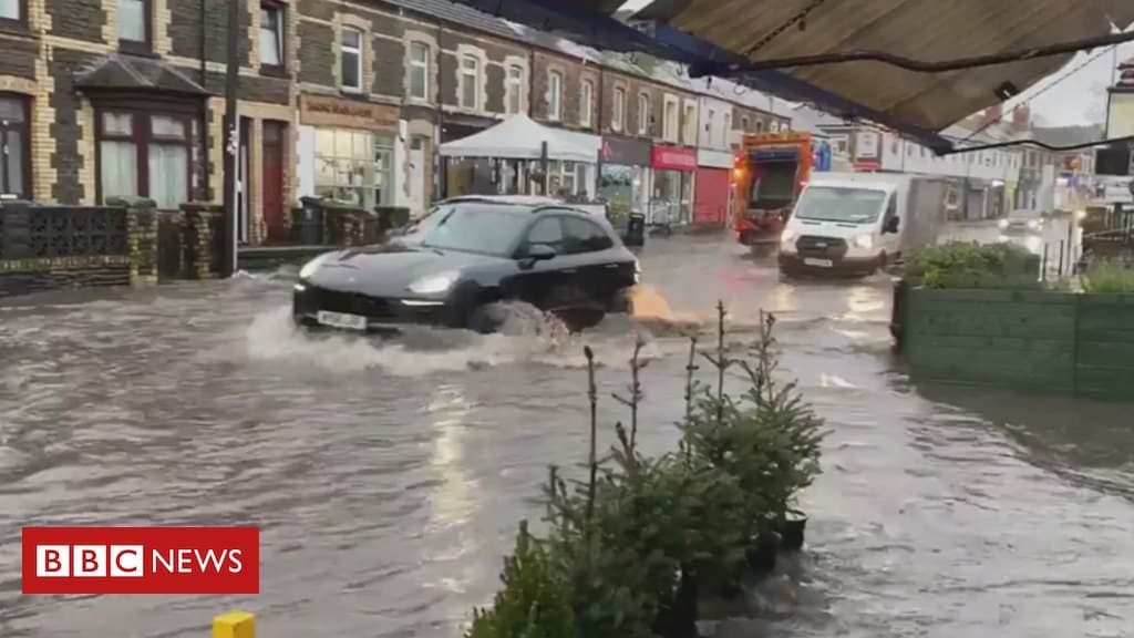 الفيضانات تغلق الطرق وخطوط القطارات عبر Wales