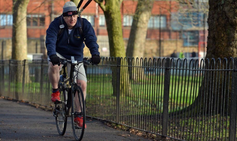 موجة انتقادات بعد رصد جونسون يقود دراجته على بعد 7 أميال من منطقة إقامته