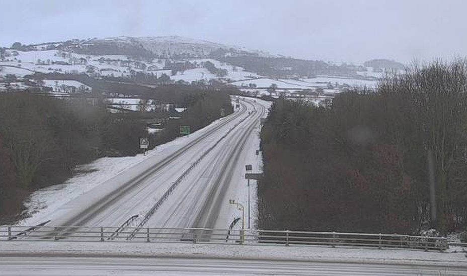 إغلاق 4 مراكز تطعيم في ويلز بسبب تراكم الثلوج