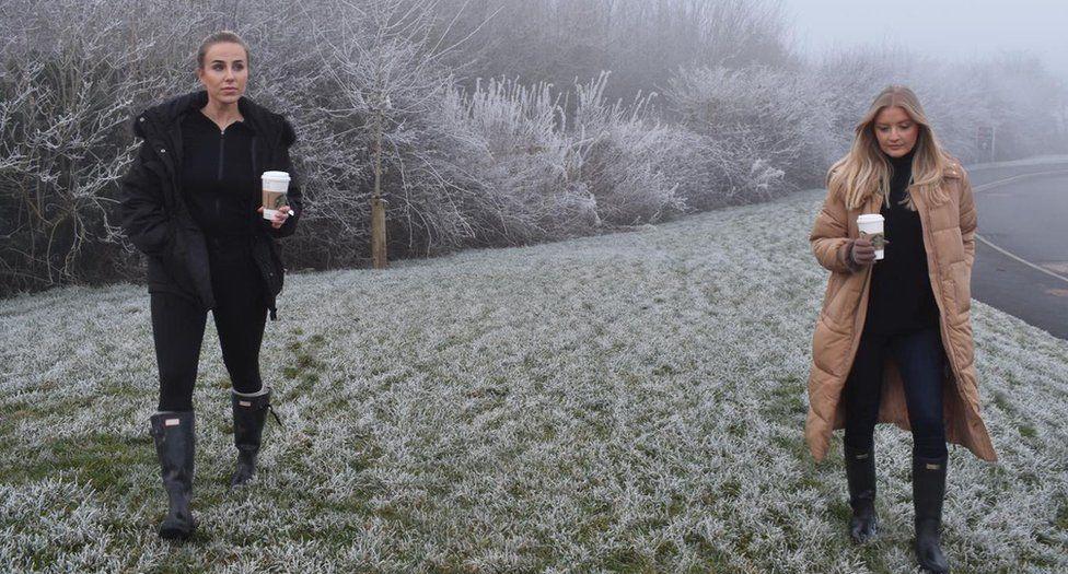 إنجلترا: الشرطة تُغرم امرأتين لشربهما الشاي أثناء ممارستهما الرياضة