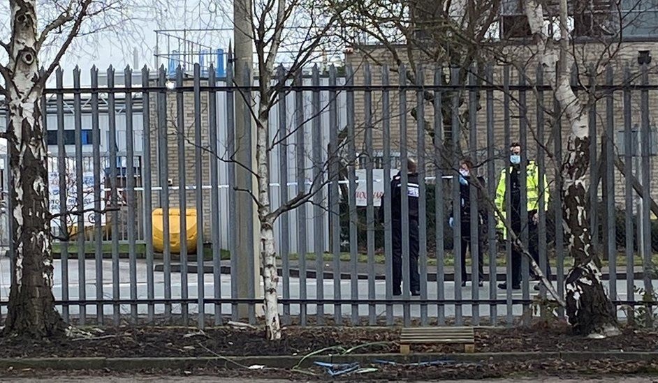 عاجل..استدعاء وحدة تفكيك القنابل إلى مصنع لقاحات في ويلز بعد العثور على طرد مشبوه