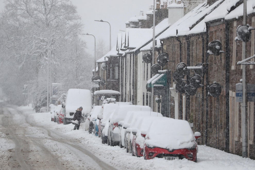 الثلوج تجتاح بريطانيا والخبراء يحذرون المجتمعات الريفية من السفر غير الضروري