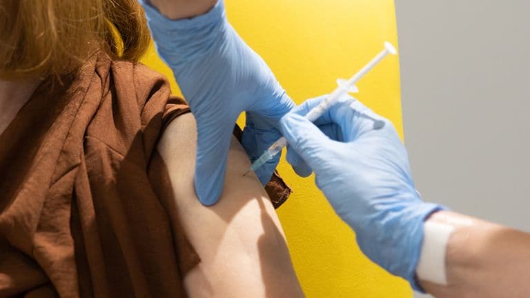 كبير المسؤولين الطبيين: نقص اللقاح سيستمر شهوراً