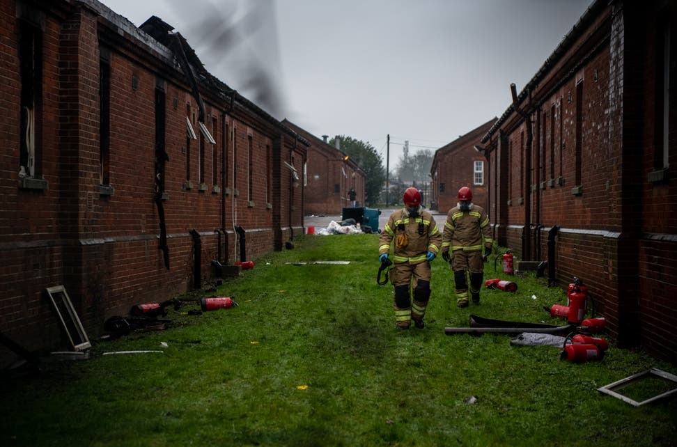 اعتقال 5 أشخاص للاشتباه بتورطهم في افتعال حريق مأوى لطالبي اللجوء جنوب غرب إنجلترا