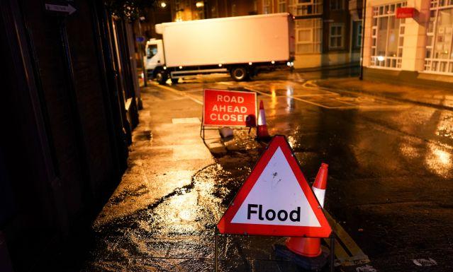 ويلز: إنقاذ جرعات من لقاح أكسفورد من فيضانات عاصفة كريستوف