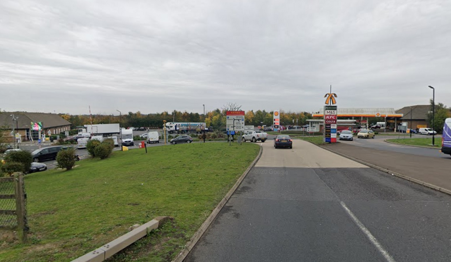 إنقاذ 18 مهاجراً غير شرعياً داخل شاحنة مبردة بإنجلترا