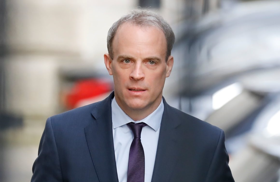 وزير الخارجية البريطاني: الحكومة لن تخضع لضغوطات النواب لرفع القيود بحلول نهاية أبريل