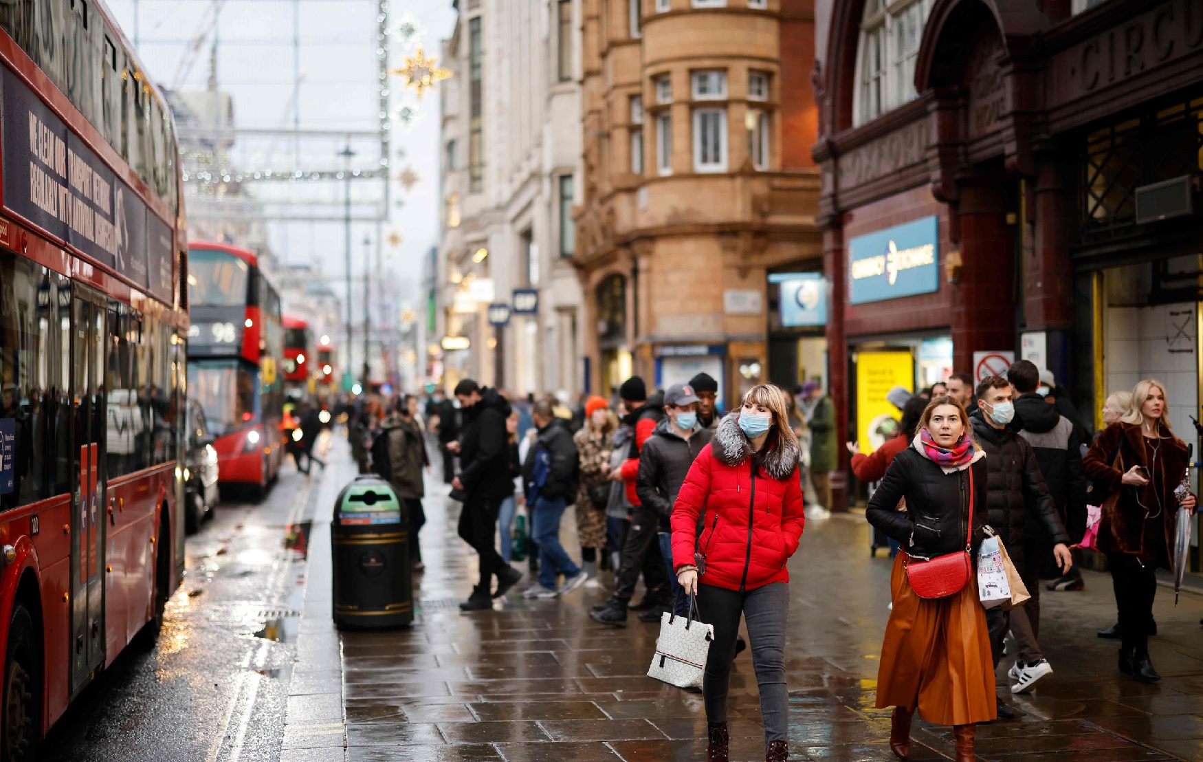 الخبراء: اللقاحات تقوم بعملها والحياة ستصبح أكثر طبيعية بحلول مايو