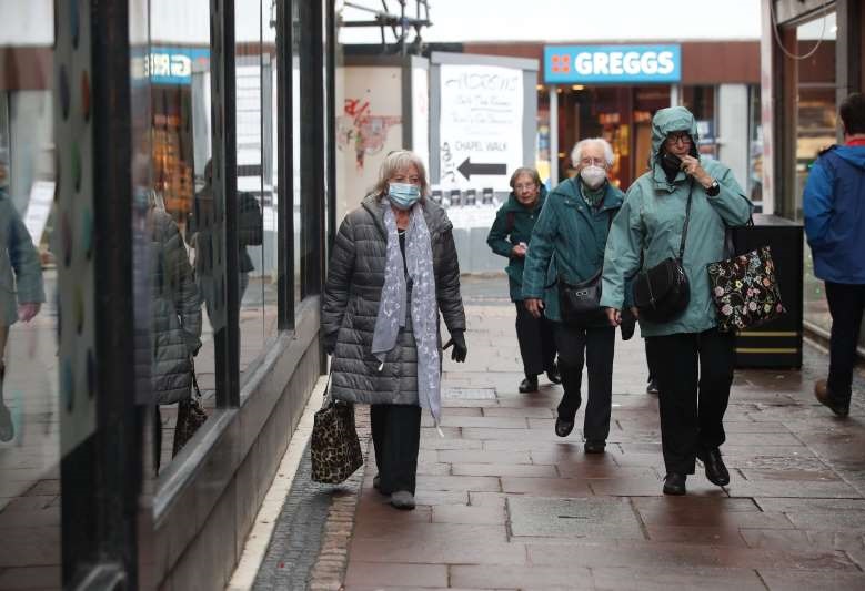 إحصائيات: إصابة شخص واحد من كل 7 أشخاص بكورونا في إنجلترا