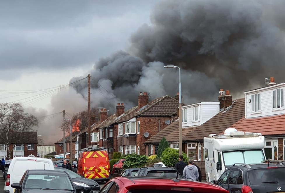 إخلاء منطقة في مانشستر بعد اندلاع حريق ضخم في أحد المستودعات