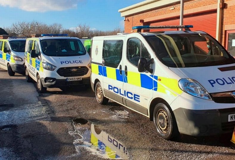 إنجلترا: إجبار مراهقين على تنظيف سيارات الشرطة بفرشاة الأسنان بعد رمي الطين عليها