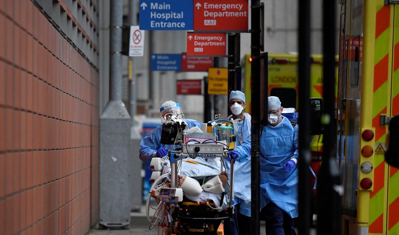 المملكة المتحدة تسجل 323 وفاة و9985 إصابة جديدة بكورونا