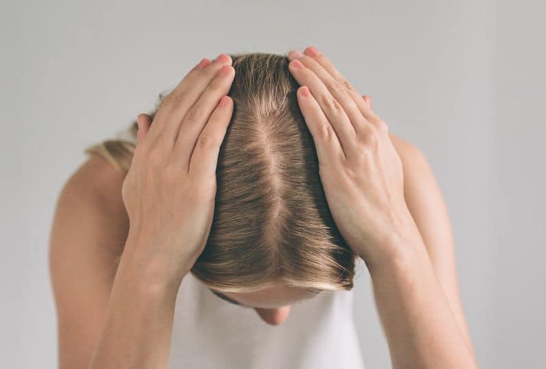 العلماء يكتشفون 5 أعراض طويلة المدى لكورونا منها تساقط الشعر