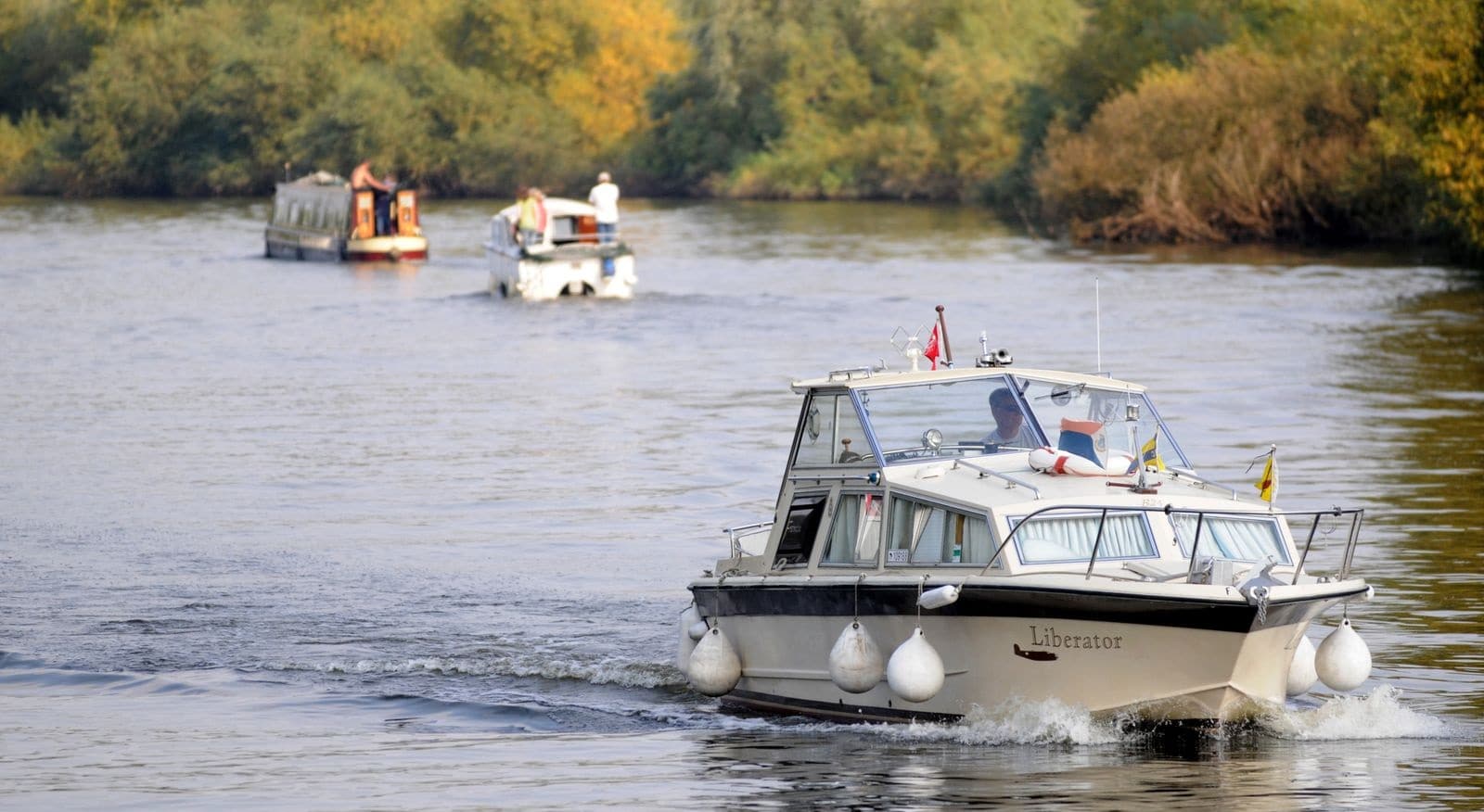 انتشال جثة رجل وامرأة بعد غرق سيارتهما في نهر ترينت بإنجلترا
