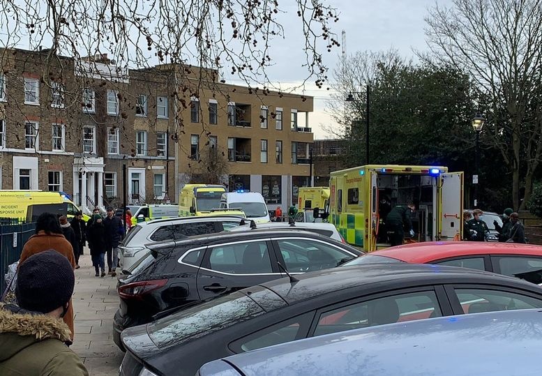 وفاة رجل في الثمانينيات من العمر بعد وقوعه من مبنى سكني في لندن