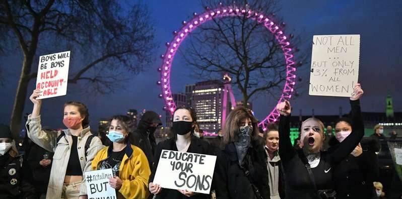 خطة جونسون لحماية النساء: إنارة أفضل للشوارع وضباط شرطة بملابس مدنية في الحانات