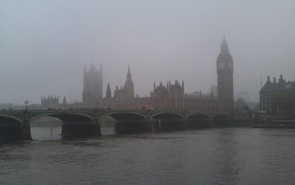 الأرصاد الجوية تحذر من الضباب الكثيف الذي يغطي العاصمة لندن اليوم