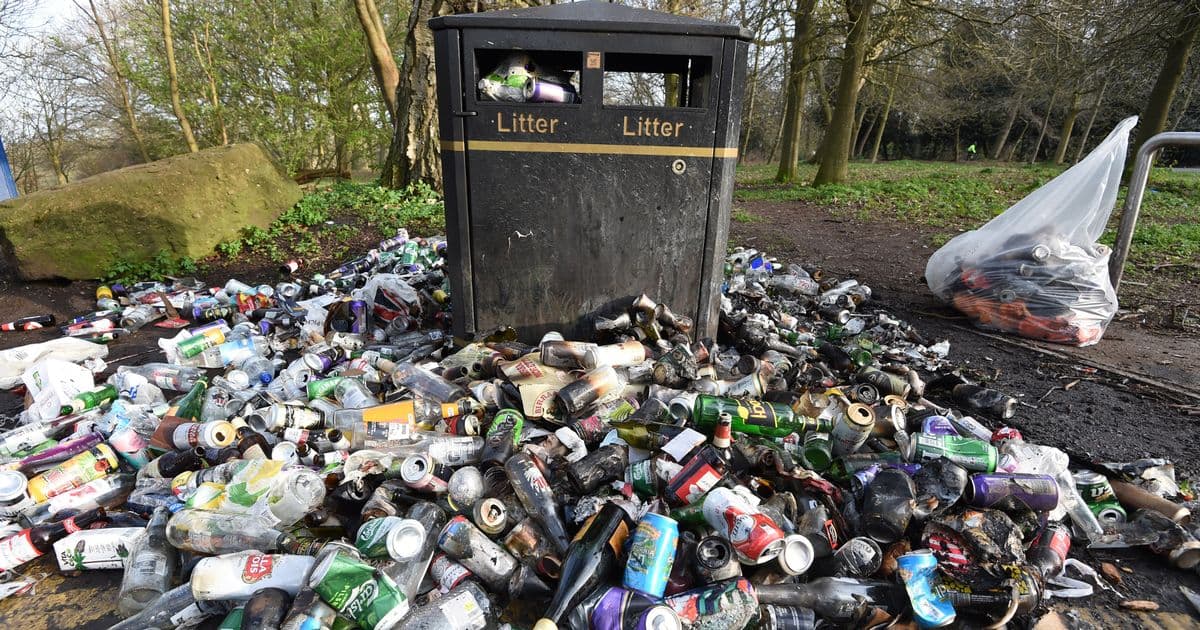 بعد ثلاثة أيام من تخفيف القيود..القمامة تملأ حدائق بريطانيا