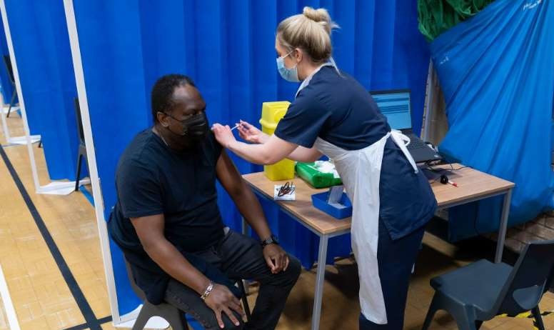إحصاءات إنجلترا: عدد كبير من ذوي البشرة السوداء والفقراء والشباب أبلغوا عن ترددهم بشأن لقاح كورونا
