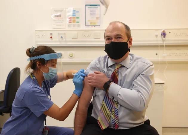 كبير المسؤولين الطبيين بإيرلندا الشمالية يتلقى جرعة من لقاح أسترازينيكا بالرغم من مخاوف تسببه بجلطات