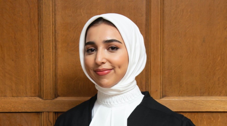 محاميتان تصممان حجابا مخصصا للمحاكم في بريطانيا