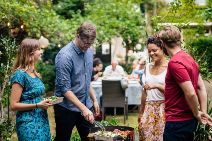 3 أسباب تمكن البريطانيين من الذهاب إلى منزل أحد الأصدقاء أو العائلة بدءا من اليوم