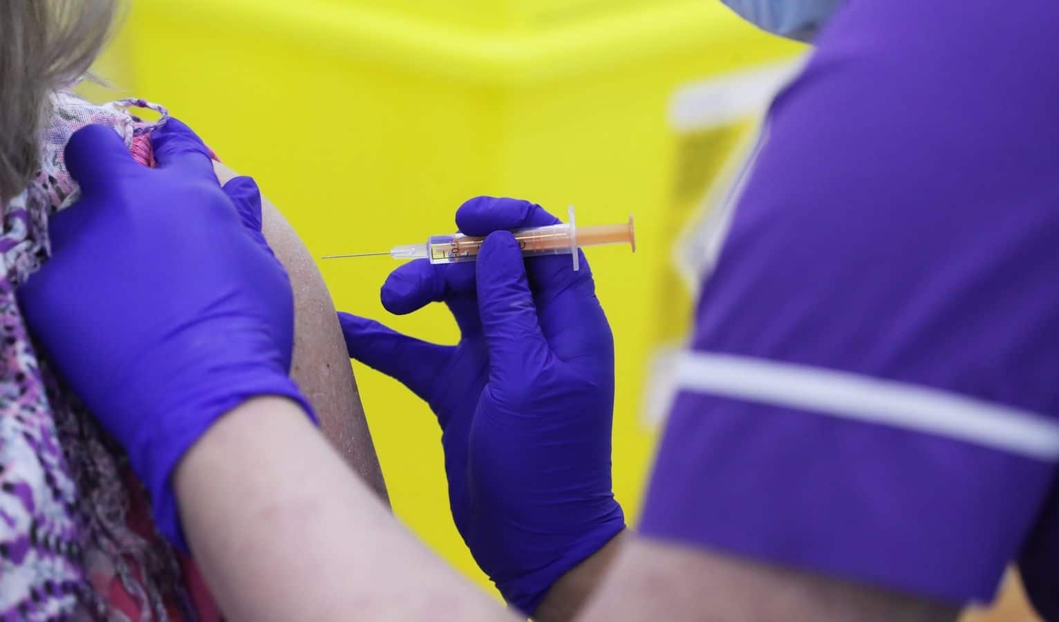 إنجلترا تفتح باب التطعيم للأشخاص فوق سن الـ 50