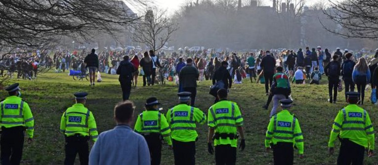 الشرطة تفرض 43 غرامة بعد تجمع حشود كبيرة في حديقة بليفربول