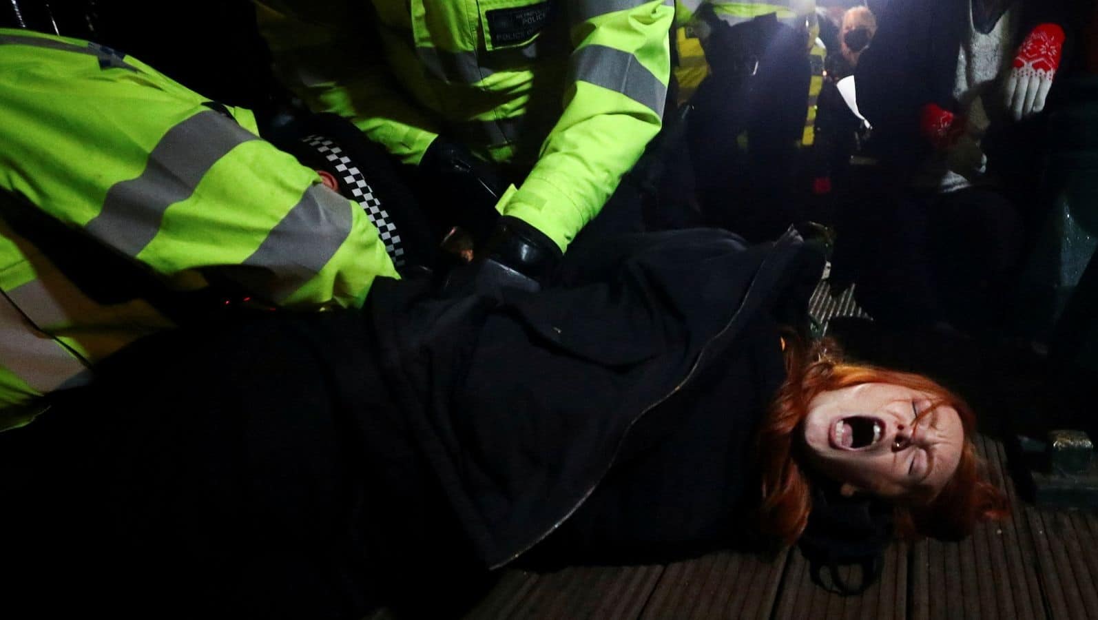 الشرطة تعتقل امرأة في الوقفة الاحتجاجية تكريماً لسارة إيفيرارد وتهددها بالعصا