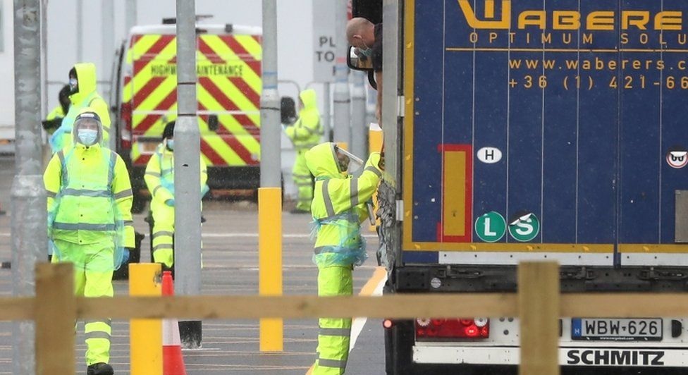إجراء جديد يُلزم سائقي الشاحنات إجراء اختبار كورونا قبل 48 ساعة من الوصول إلى إنجلترا