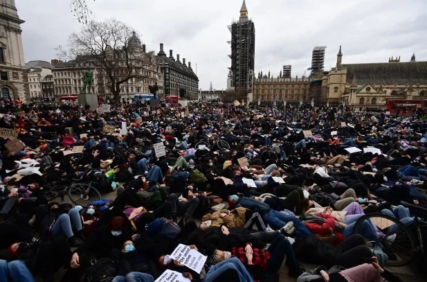 بريطانيا: المحتجون ينددون خارج مقر شرطة العاصمة بتعامل الشرطة مع النساء