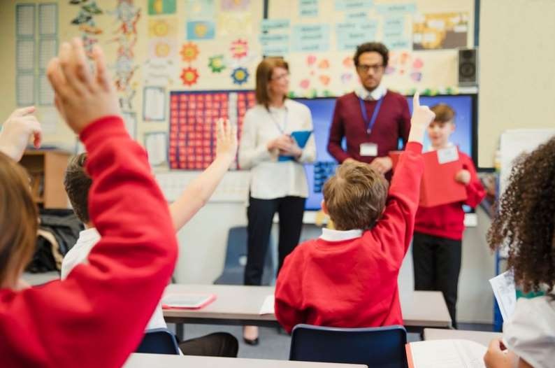 الحكومة تقدم للأسر مساعدات بقيمة 150 جنيه إسترليني لتغطية تكاليف الزي المدرسي بإنجلترا