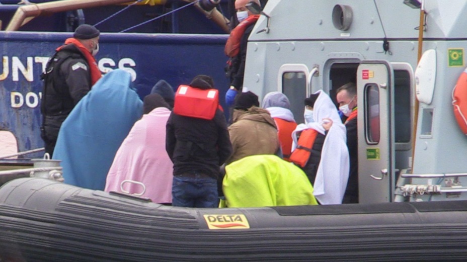 بريطانيا تسمح اللاجئين الذين يصلون إليها عبر طرق قانونية بالبقاء لأجل غير مسمى