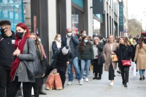 مع تخفيف قيود الإغلاق.. بريطانيا تسمح للمتاجر بتمديد ساعات العمل