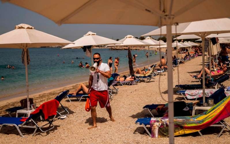 اليونان تعلن عن فتح أبوابها أمام السياح البريطانيين هذا الصيف