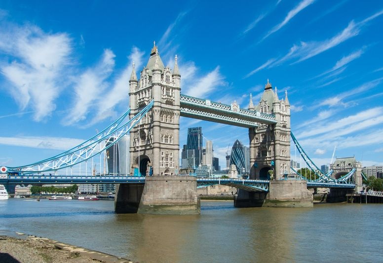 لندن: العثور على جثة الصبي المفقود الذي سقط في النهر التايمز الأسبوع الماضي