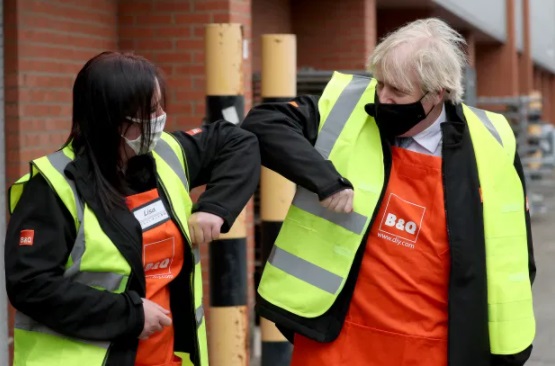 جونسون يلمح إلى الاضطرار لاستخدام جوازات اللقاح للسفر في المستقبل