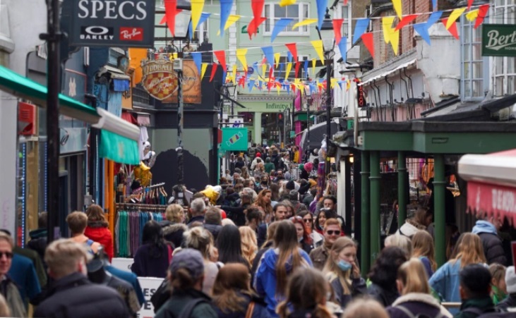 حصيلة إصابات ووفيات كورونا اليومية في بريطانيا