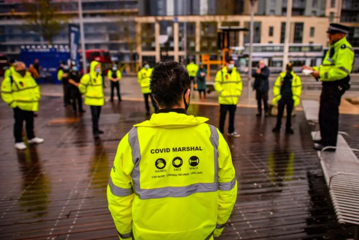 رغم خطط رفع القيود.. إنجلترا تعمل على تجنيد حراس كوفيد حتى 2022