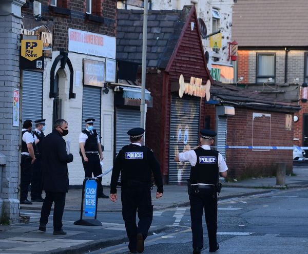 مراهق يطعن شاب حتى الموت بسكينين في إنجلترا