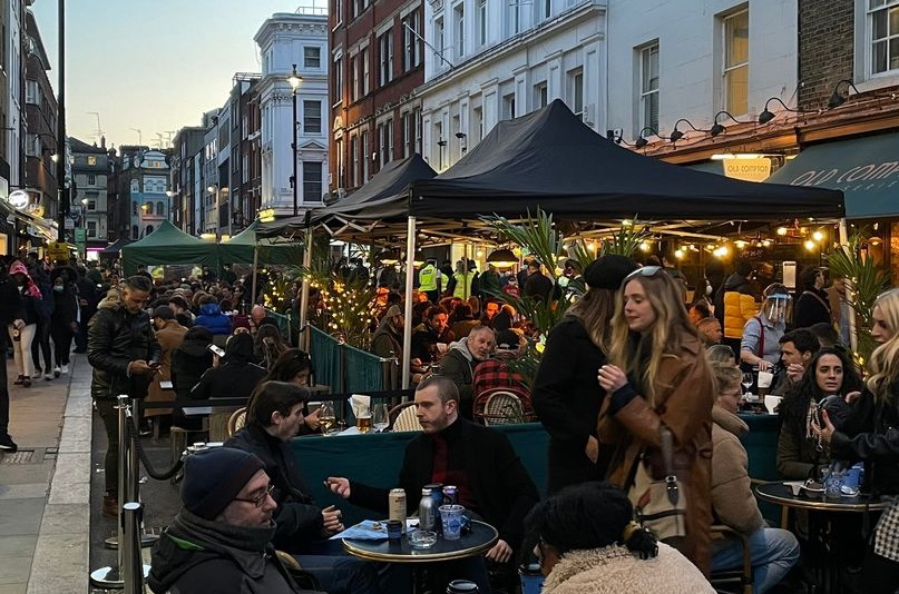 عالم بريطاني يؤكد ضرورة استمرار قيود الإغلاق حتى يتلقى الجميع اللقاح