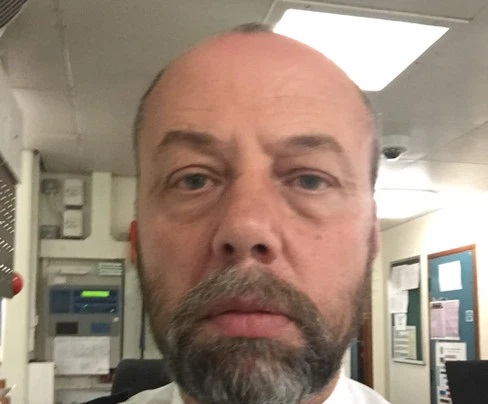 اعتقال امرأة بعد العثور على جثة شرطي متقاعد في منزله بإنجلترا